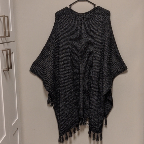 American Eagle Women's poncho - Picture 2 of 3